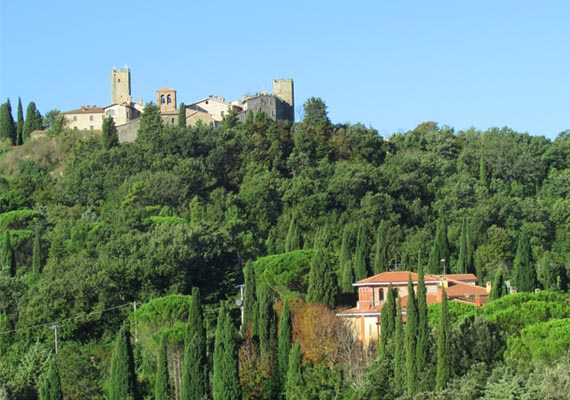 con il Castello di Giomici alle spalle