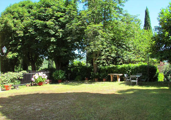 Ampi spazi attrezzati con tavoli, sedie da giardino e barbecue