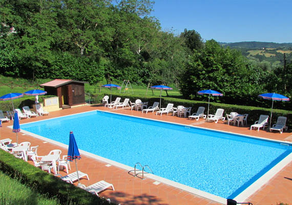 Piscina attrezzata con lettini ed ombrelloni